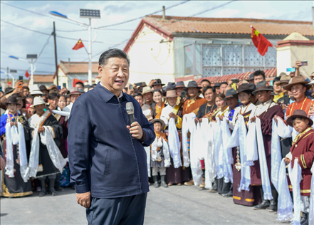 2021年6月7日至9日，習(xí)近平總書記在青?？疾?。這是8日下午，習(xí)近平在海北藏族自治州剛察縣沙柳河鎮(zhèn)果洛藏貢麻村考察時，同村民們親切交流。新華社記者 謝環(huán)馳 攝