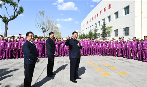 2021年6月7日至9日，習(xí)近平總書記在青?？疾?。這是7日下午，習(xí)近平總書記在青海圣源地毯集團有限公司考察時，同企業(yè)員工親切交流。新華社記者 謝環(huán)馳 攝
