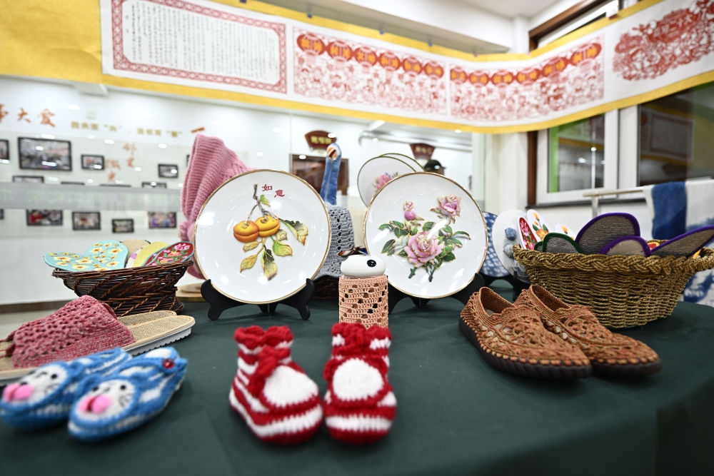 長(zhǎng)城花園社區(qū)居民制作的手工藝品（6月19日攝）。