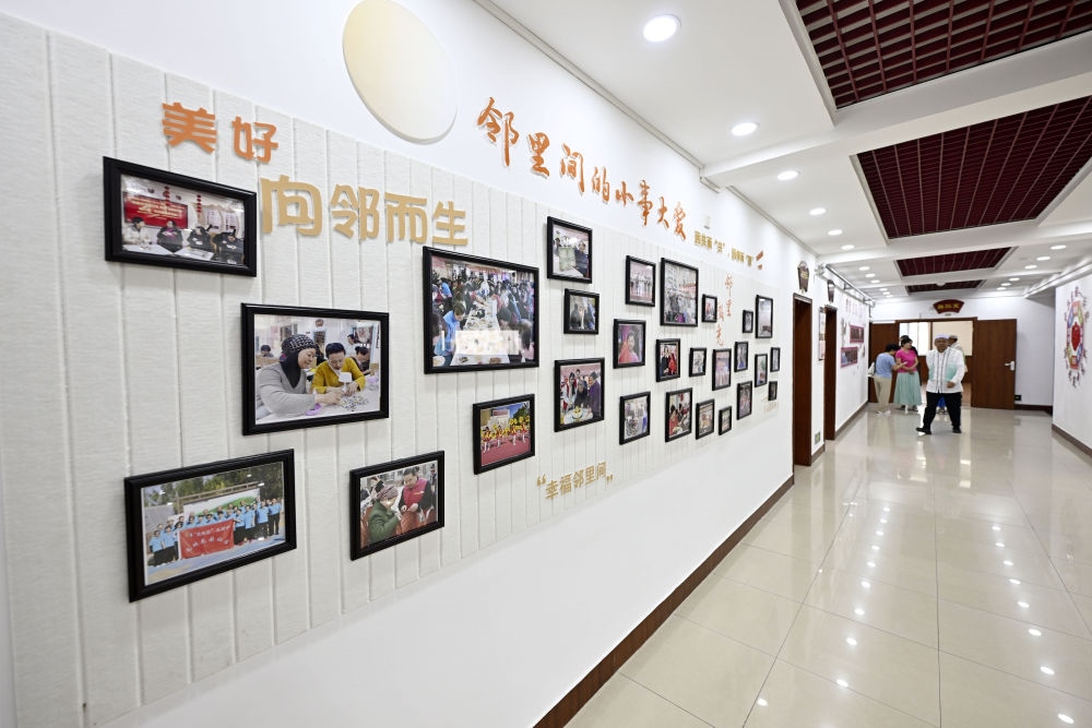 6月19日在長(zhǎng)城花園社區(qū)黨群服務(wù)中心拍攝的照片墻。