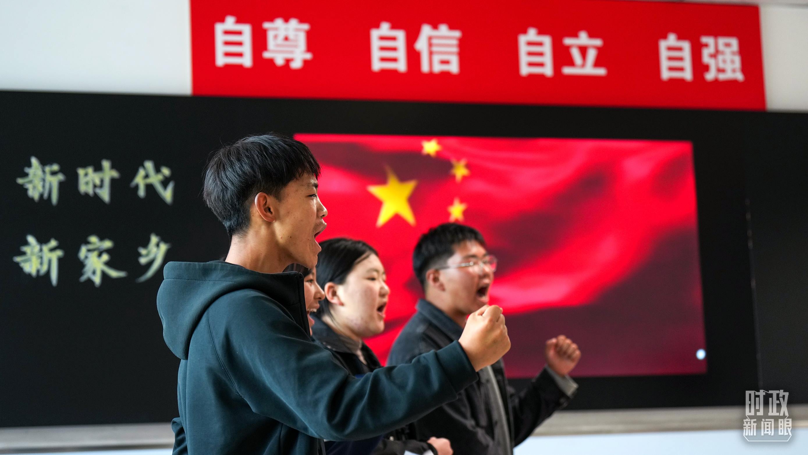 △果洛西寧民族中學高一（1）班的“新時代、新家鄉(xiāng)”主題思政課。（總臺央視記者許永松、國廣記者李晉拍攝）