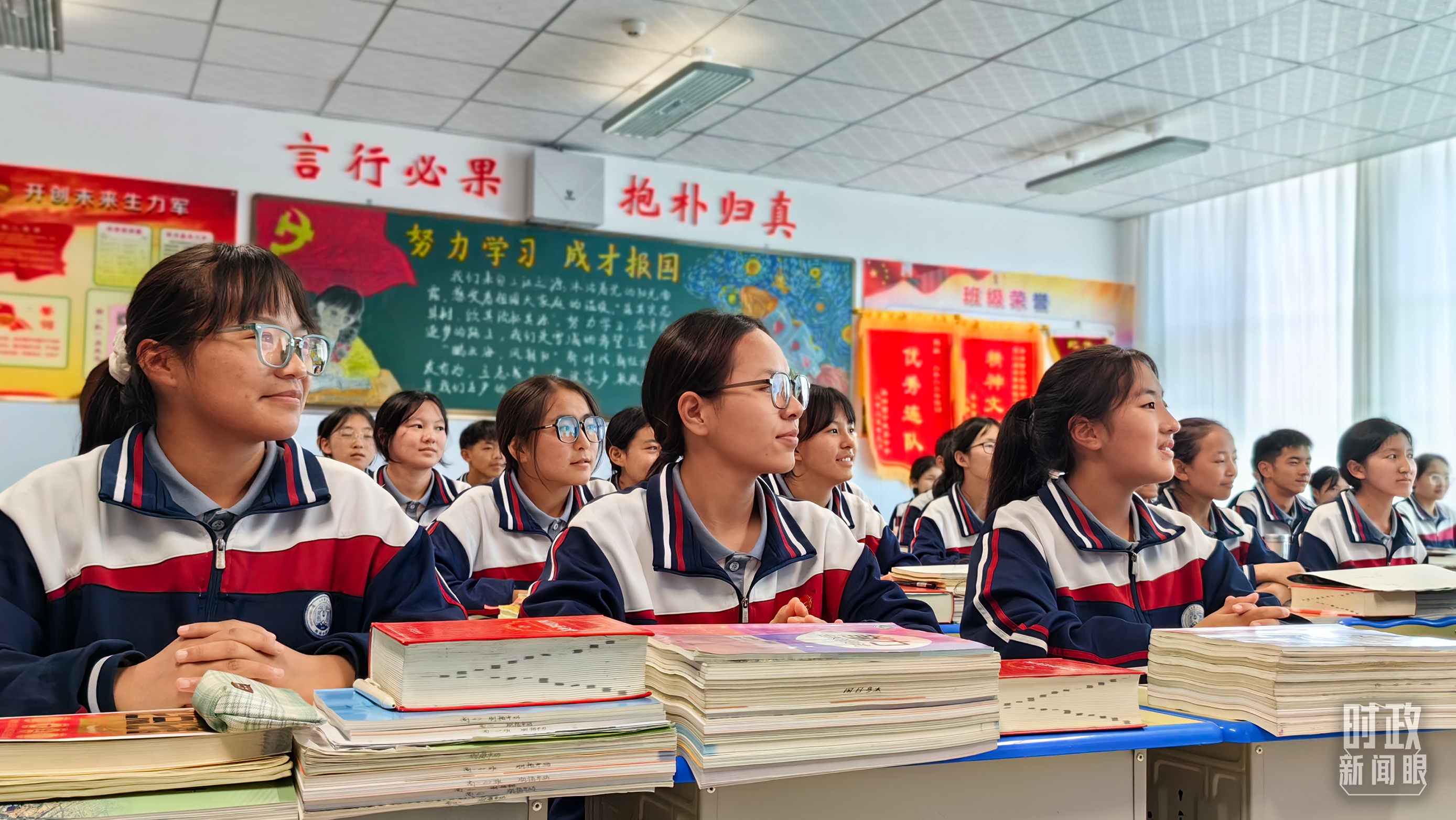 △果洛西寧民族中學高一（1）班的“新時代、新家鄉(xiāng)”主題思政課。（總臺央視記者段德文拍攝）