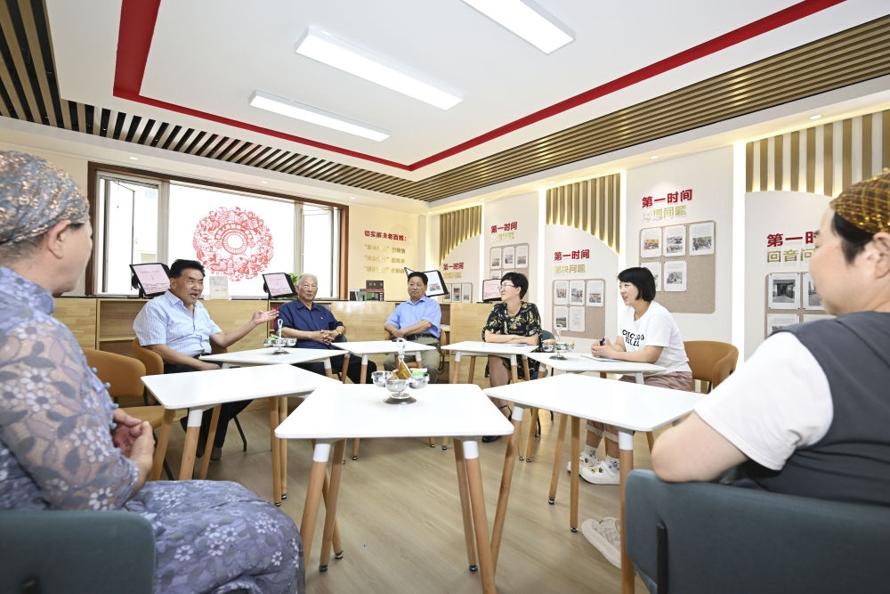 6月20日，長(zhǎng)城花園社區(qū)居民在居民議事廳議事。