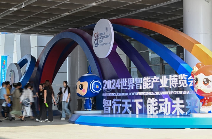 6月20日，與會者走入國家會展中心（天津）參會。新華社記者 孫凡越 攝