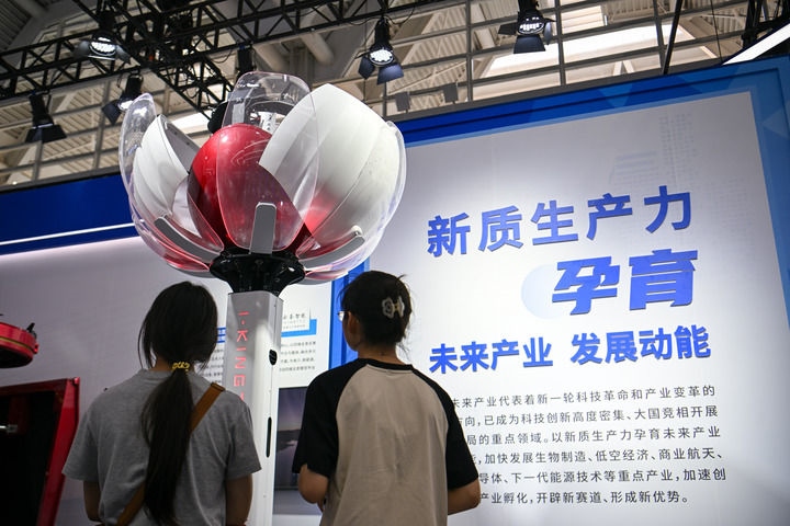 6月20日，與會者參觀天津云圣智能科技有限責(zé)任公司展區(qū)展出的“圣·寶蓮燈”全自主無人機(jī)巡檢系統(tǒng)。新華社記者 孫凡越 攝