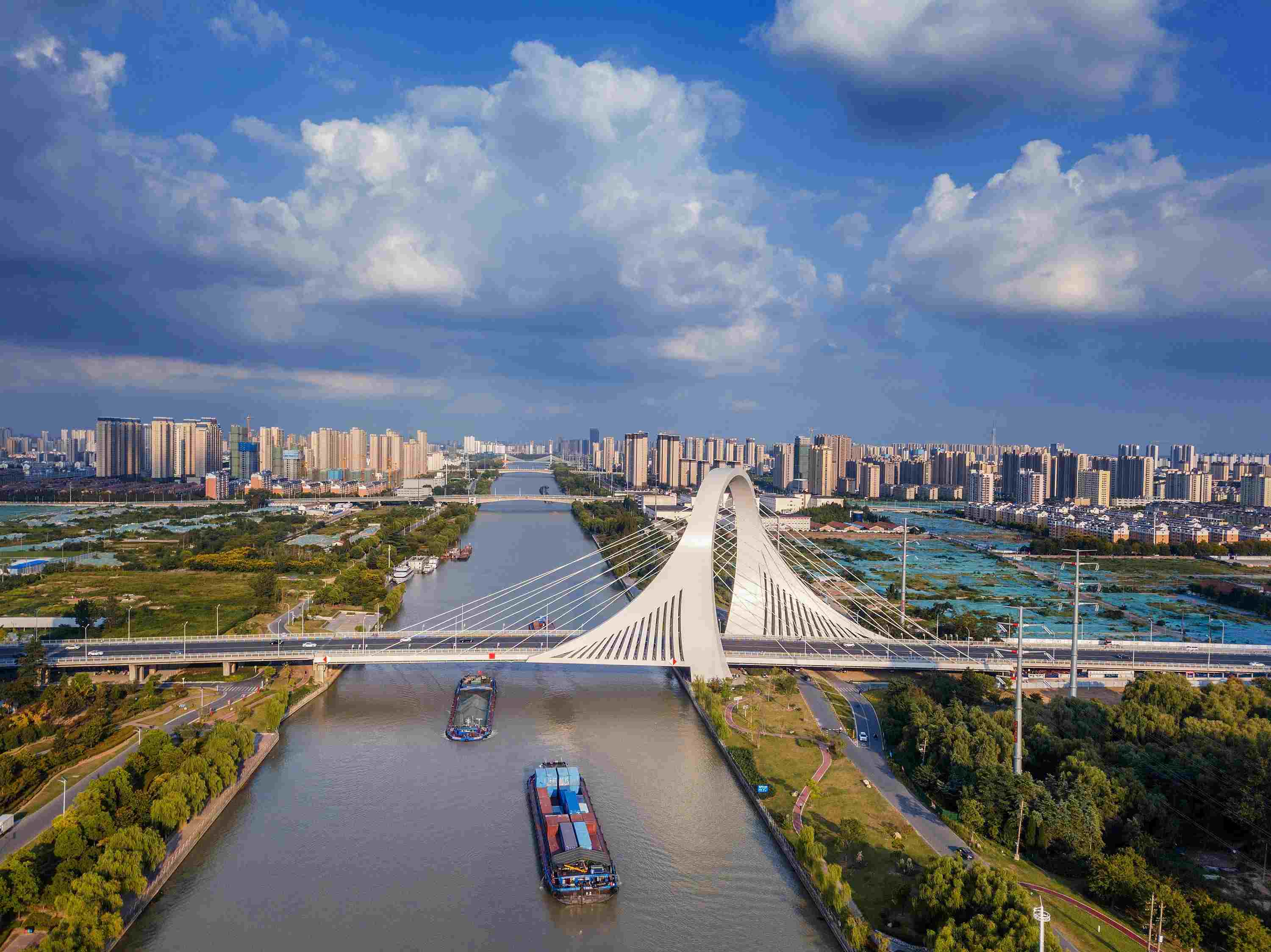 2022年9月12日，幾艘船舶行駛在江蘇淮安運河大橋附近。