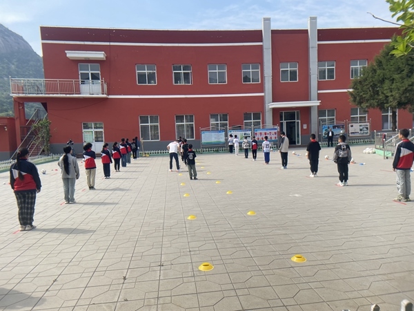 學生們在操場上上體育課。人民網記者 陳琦攝