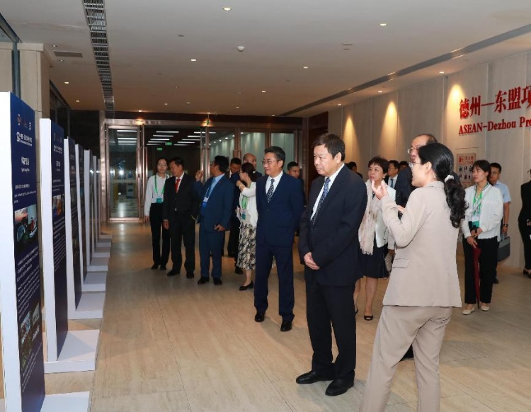 與會(huì)嘉賓參觀圖片展。中國外文局供圖