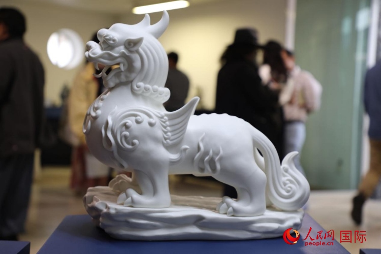 展覽現(xiàn)場(chǎng)的德化白瓷。人民網(wǎng) 埃內(nèi)斯托·多明戈斯攝