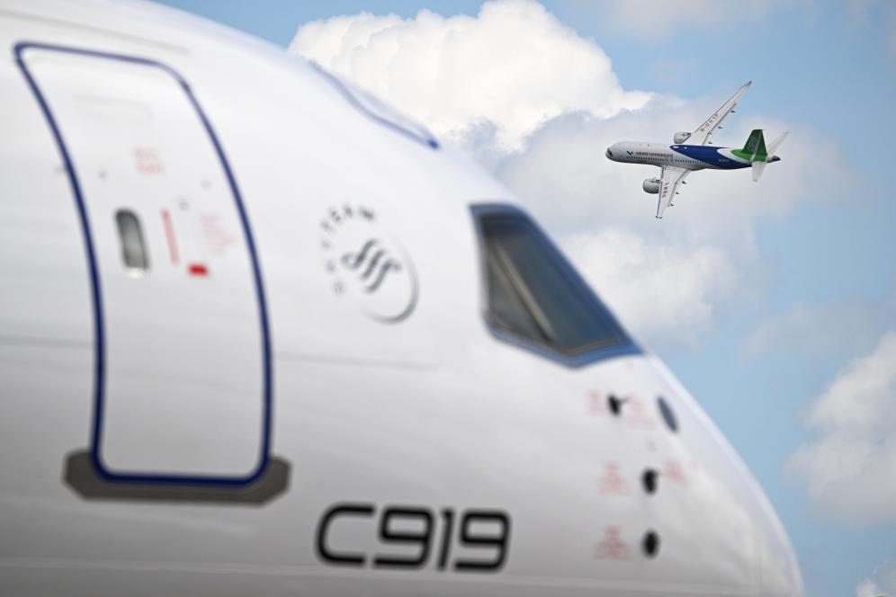 一架中國(guó)商飛公司C919客機(jī)在新加坡航展上做飛行表演（2024年2月20日攝）。新華社發(fā)（鄧智煒攝）