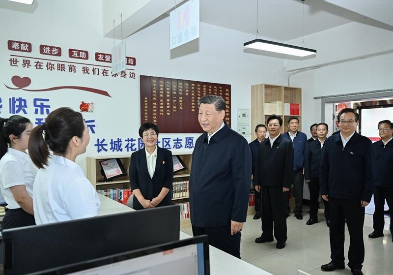 2024年6月19日，習(xí)近平總書(shū)記在寧夏銀川市金鳳區(qū)長(zhǎng)城花園社區(qū)黨群服務(wù)中心便民服務(wù)廳了解社區(qū)開(kāi)展便民惠民服務(wù)等情況。