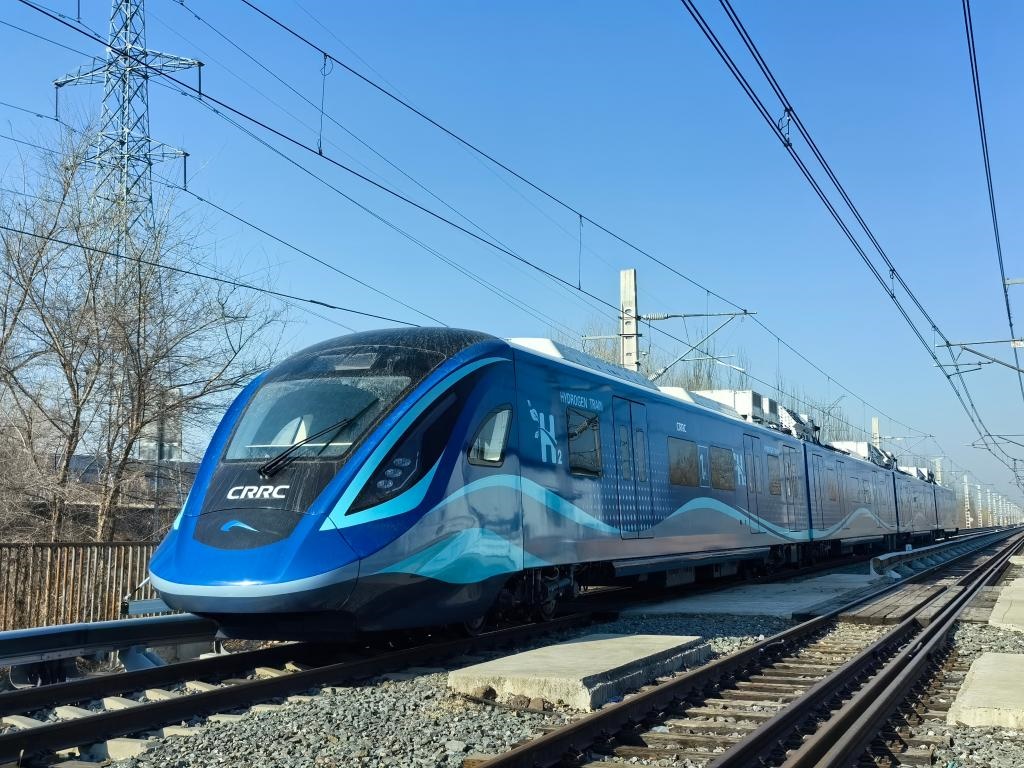 我國(guó)首列氫能源市域列車在位于長(zhǎng)春的中車長(zhǎng)客試驗(yàn)線進(jìn)行運(yùn)行試驗(yàn)（2024年3月21日攝）。新華社發(fā)（中車長(zhǎng)客股份公司提供）