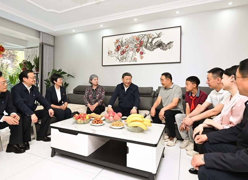 2024年6月19日，習(xí)近平總書(shū)記在寧夏銀川市金鳳區(qū)長(zhǎng)城花園社區(qū)居民趙守成家中，同一家人圍坐在一起拉家常。