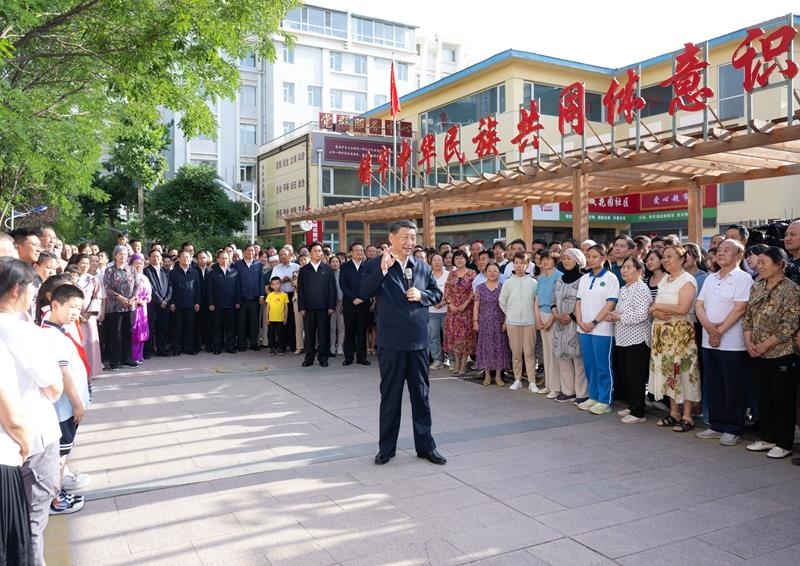 2024年6月19日，習(xí)近平總書(shū)記在寧夏銀川市金鳳區(qū)長(zhǎng)城花園社區(qū)考察時(shí)，同社區(qū)居民親切交流。