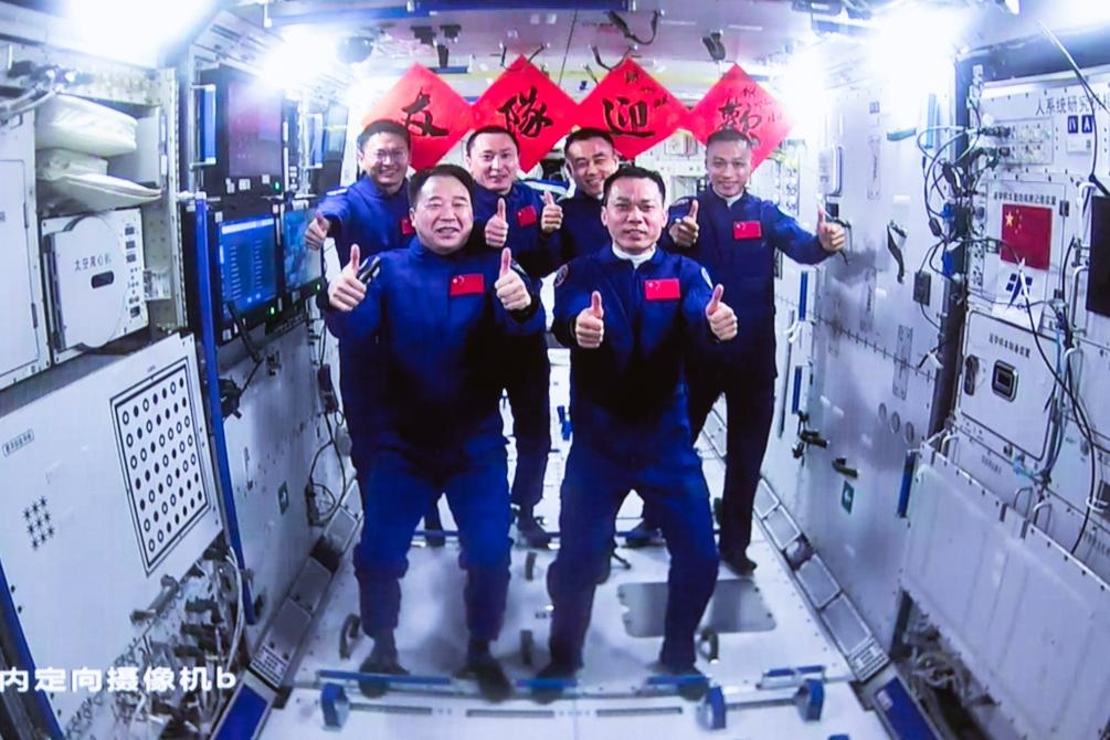 這是在北京航天飛行控制中心拍攝的神舟十六號(hào)航天員乘組與神舟十七號(hào)航天員乘組“全家福”（2023年10月26日攝）。新華社發(fā)（韓啟揚(yáng) 攝）