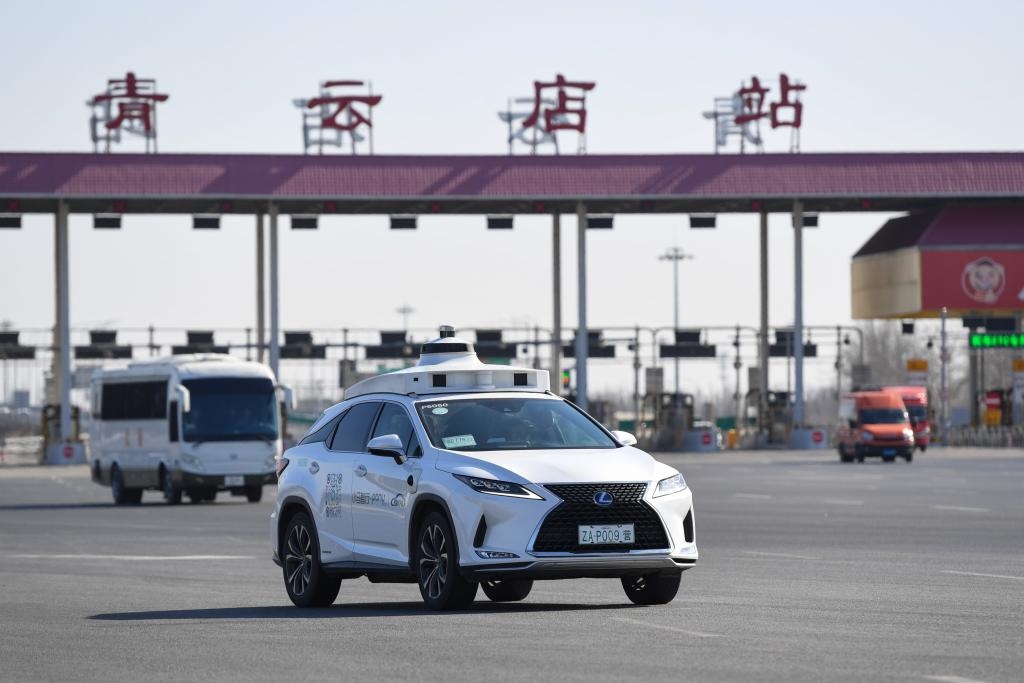 一輛自動(dòng)駕駛車行駛在北京大興國(guó)際機(jī)場(chǎng)到亦莊的自動(dòng)駕駛線路上（2024年3月1日攝）。新華社記者 鞠煥宗 攝