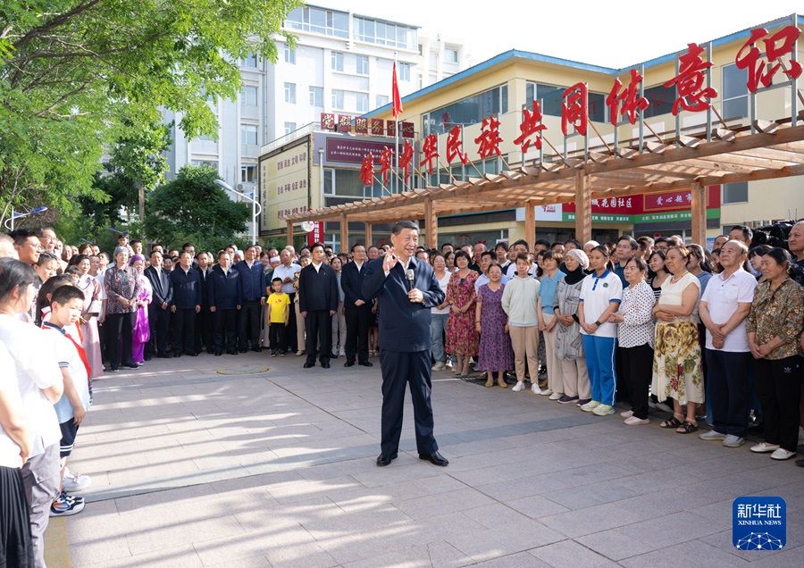 6月19日下午，習(xí)近平總書記在銀川市金鳳區(qū)長城花園社區(qū)考察時，同社區(qū)居民親切交流。