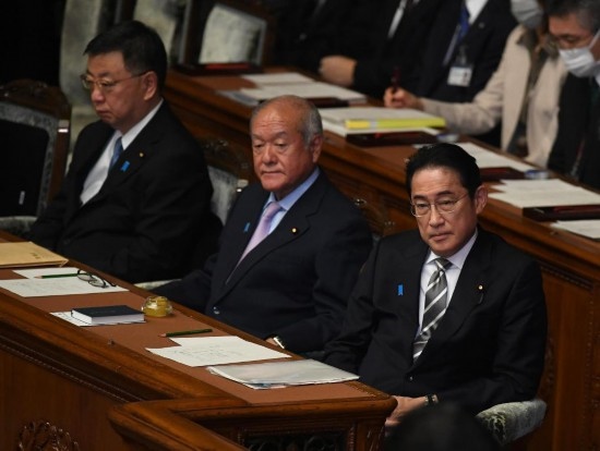 ??2023年12月13日，日本首相岸田文雄（右）參加國會閉會式。新華社記者馮武勇攝