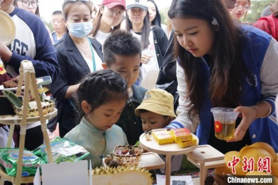 6月23日，越南留學生在國際文化節(jié)現(xiàn)場為小朋友制作美食。