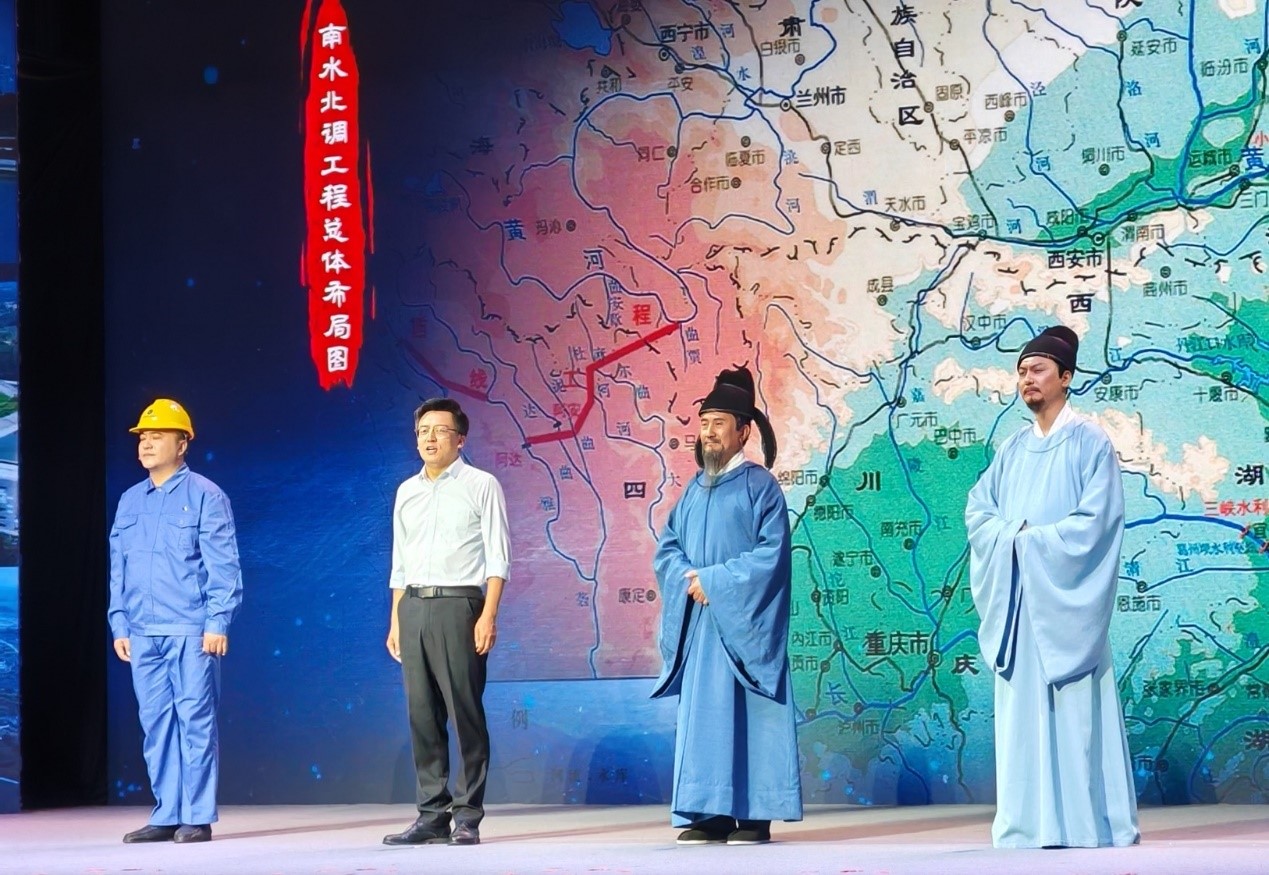 演員張志堅（右二）、演員侯京健（右一）、北京郭守敬紀念館執(zhí)行館長張鵬（左二）和江蘇省江都水利工程管理處第二抽水站管理所副所長郭凱（左一）同臺演繹。
