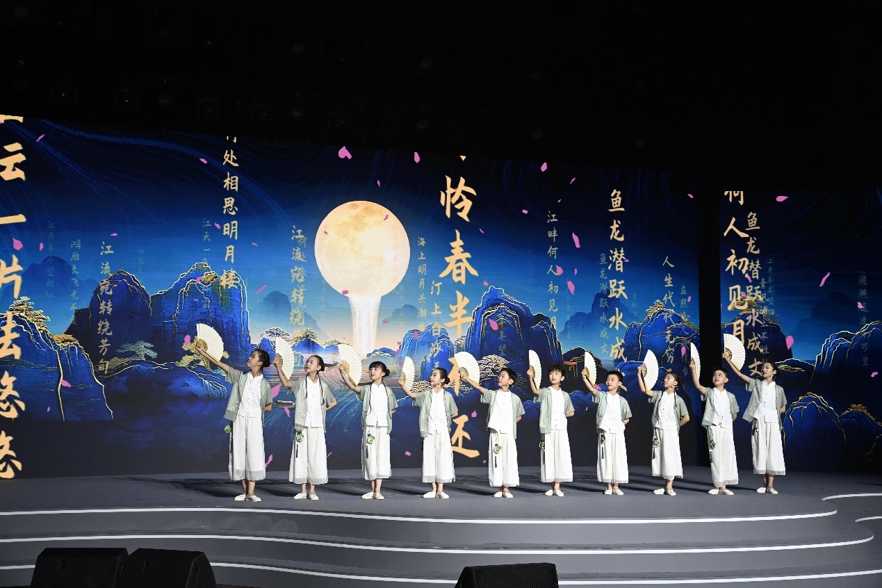 揚州市邗江區(qū)實驗學校蔣王小學學生吟誦《春江花月夜》。