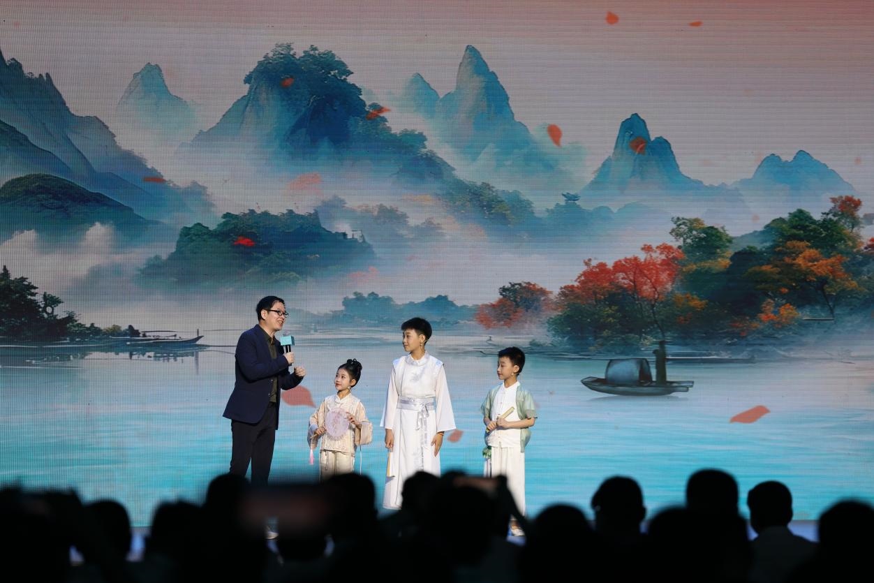 南京師范大學教授酈波（左一）與2024中國詩詞大會選手張可兒（左二）、姜敬曦（右二），揚州市邗江區(qū)實驗學校蔣王小學學生陸俊屹（右一）趣談大運河詩詞文化。