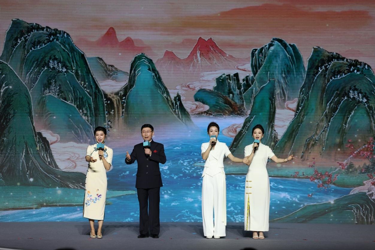 國家一級演員、京劇表演藝術(shù)家王平（左二），國家一級演員、南京藝術(shù)學院教授單雯（左一），浙江小百花越劇團青年演員陳麗君（右二）、何青青（右一）同臺唱響千年運河情。