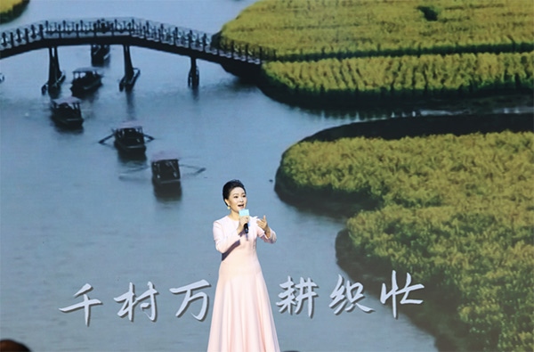 歌唱家、中國音樂學院教授雷佳現(xiàn)場演唱。
