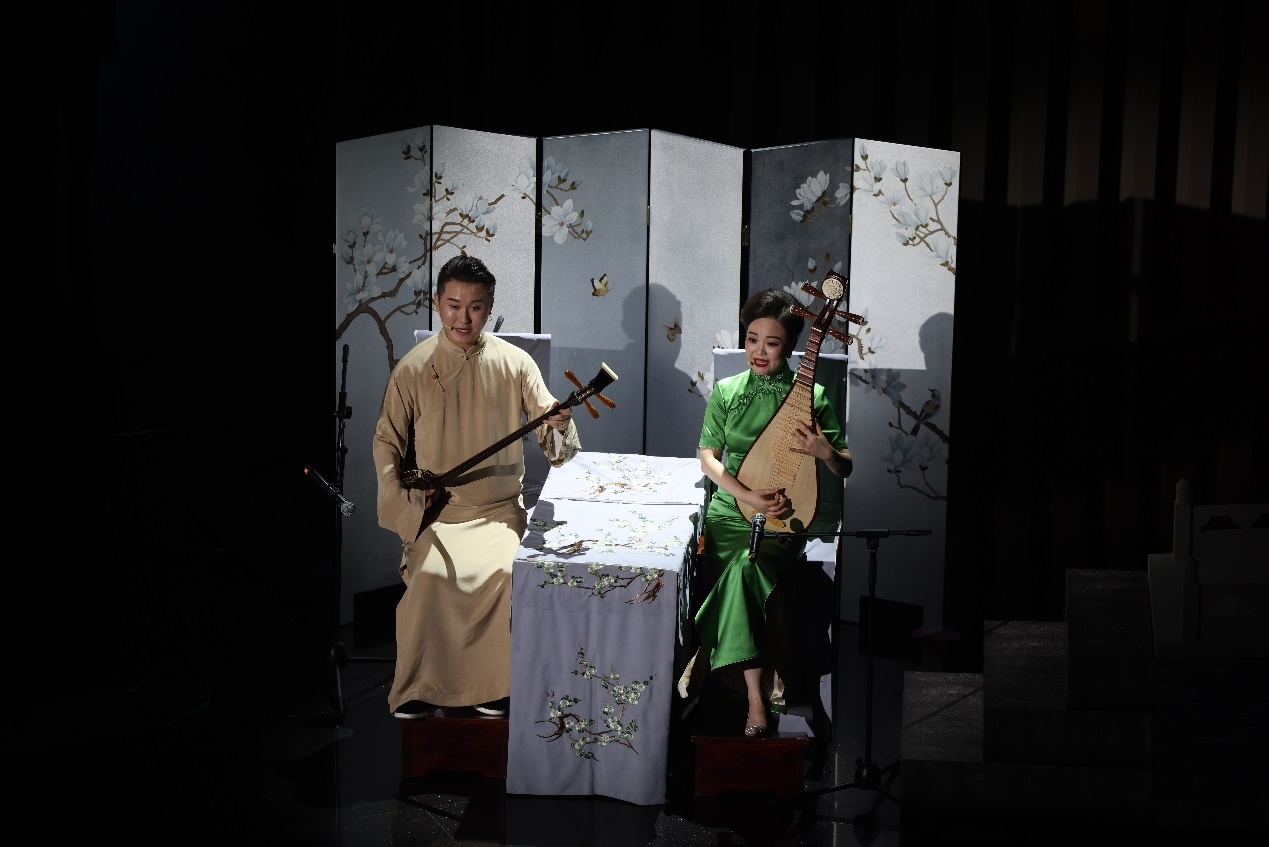 國家一級演員、揚州曲藝研究所青年演員劉芓君（右）、揚州曲藝研究所青年演員王智超（左）現(xiàn)場表演。