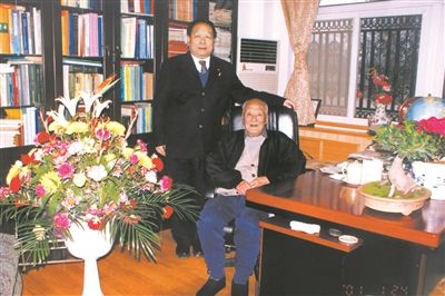 2001年2月，李德仁（左一）給導師王之卓拜年。