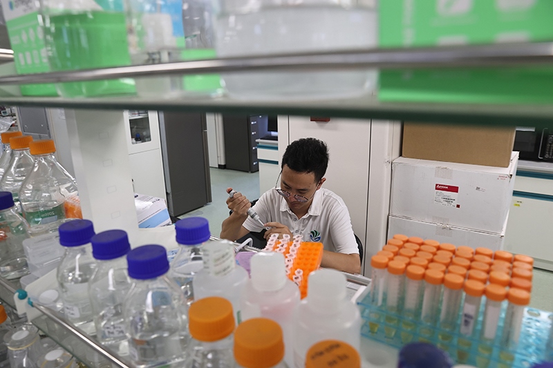 在三亞崖州灣科技城，一名青年科技工作者正在進(jìn)行科研工作。