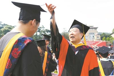 2017年6月22日，李德仁（右一）參加武漢大學畢業(yè)典禮并為畢業(yè)生撥穗。