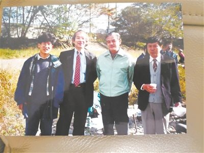薛其坤（左一）在日本求學(xué)期間與導(dǎo)師櫻井教授合影。受訪者供圖