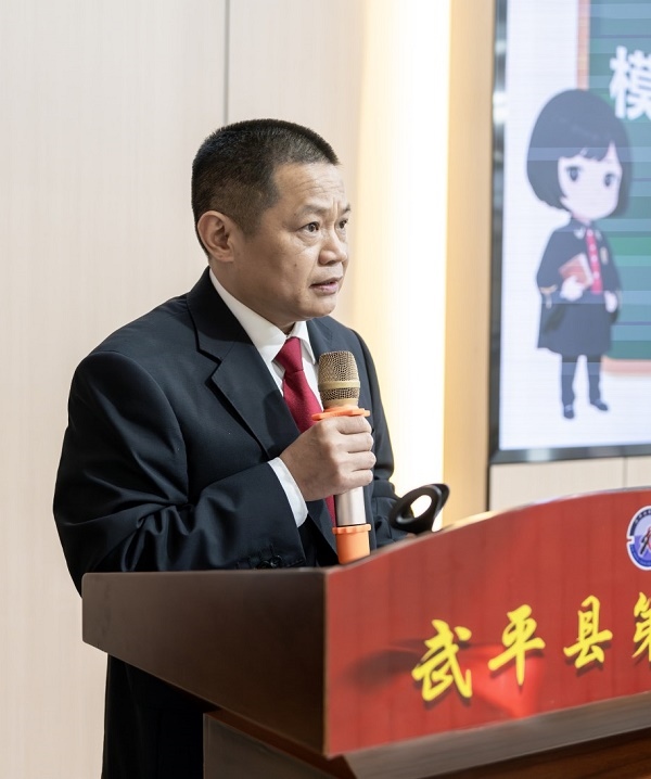 圖④：武平法院刑庭庭長候良石在模擬法庭后為學生上普法課。