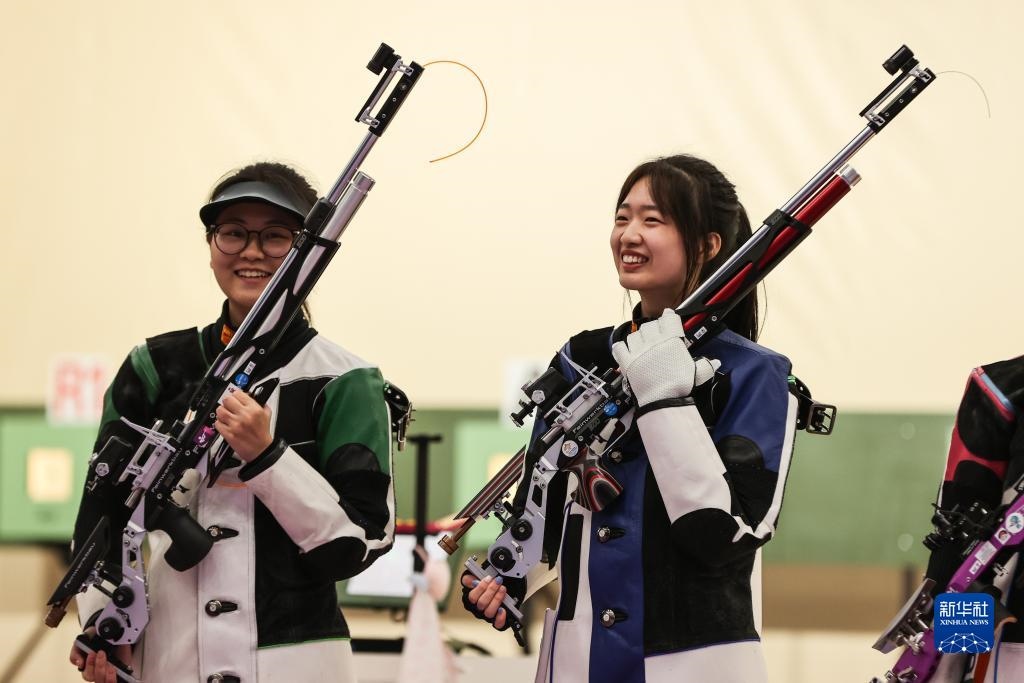 2023年9月24日，在杭州亞運(yùn)會(huì)射擊項(xiàng)目女子10米氣步槍個(gè)人決賽中，中國(guó)選手黃雨婷以252.7環(huán)的成績(jī)獲得冠軍，韓佳予獲得亞軍，印度選手拉米塔獲得季軍。圖為黃雨婷（右）、韓佳予在比賽后。新華社記者 單宇琦 攝
