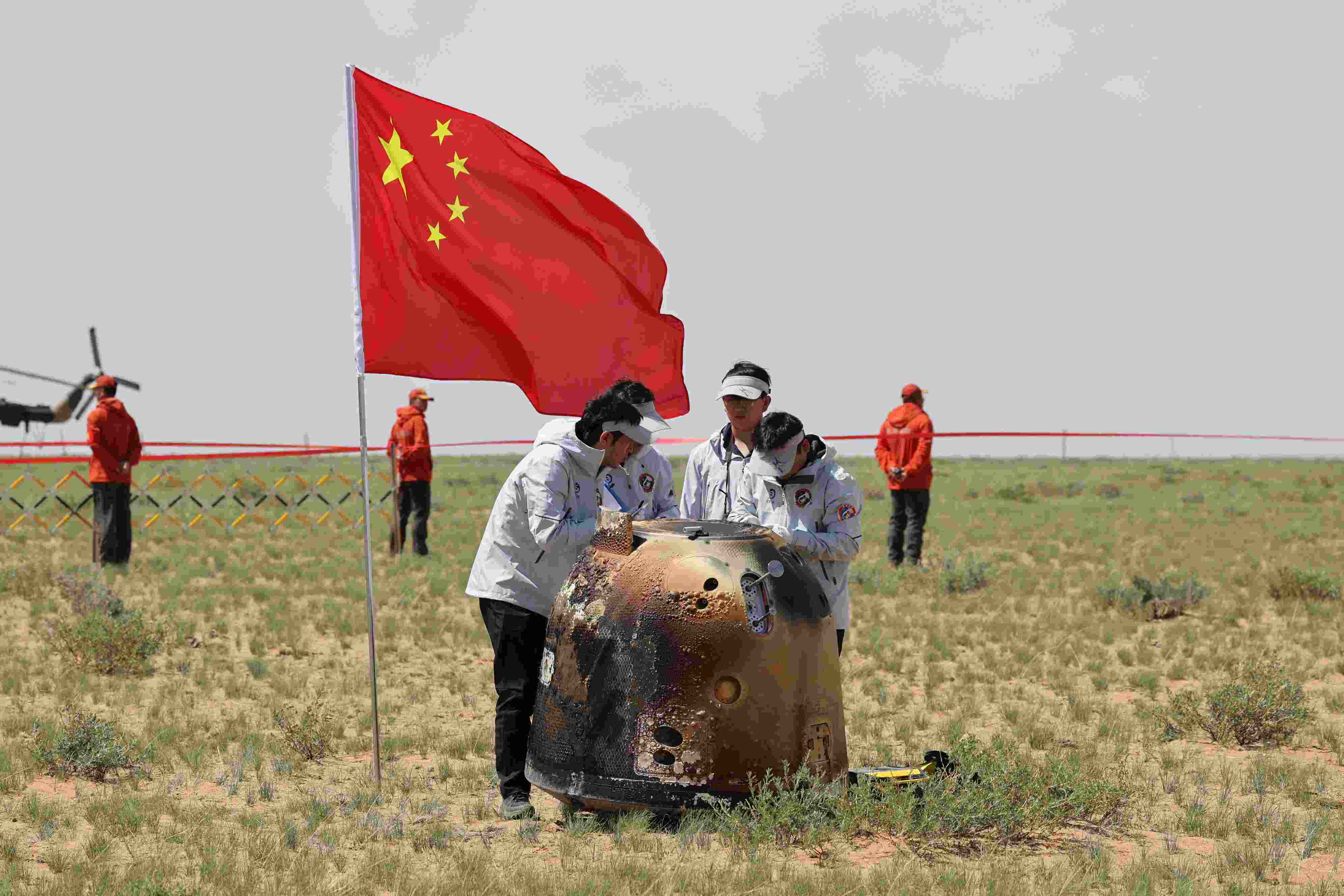 2024年6月25日拍攝的嫦娥六號返回器回收現(xiàn)場。