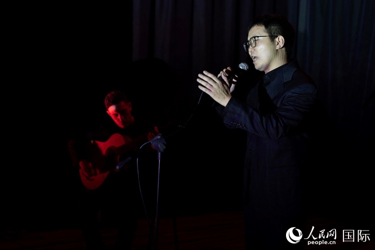 歌曲表演。馬丁·薩巴拉攝