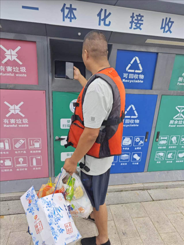 張琪在水上服務(wù)區(qū)處理生活垃圾。人民網(wǎng)記者 黃鈺攝