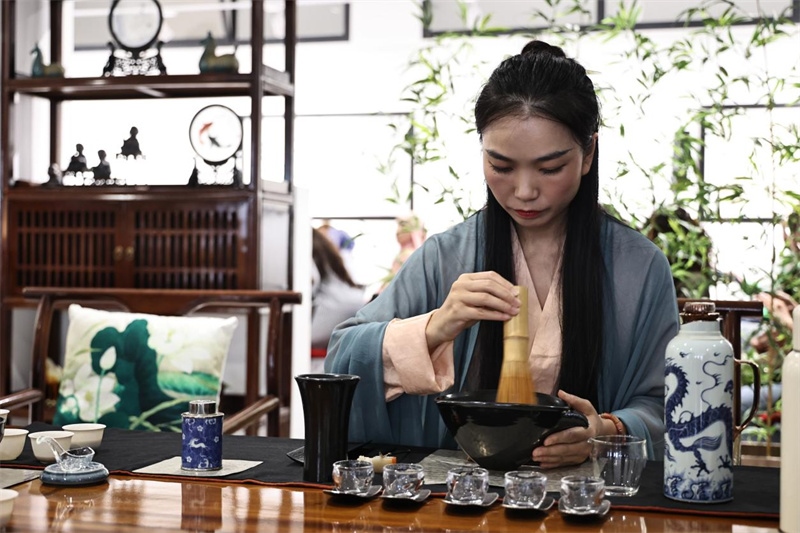 茶藝師現(xiàn)場(chǎng)展示宋式點(diǎn)茶。拉巴特中國(guó)文化中心供圖