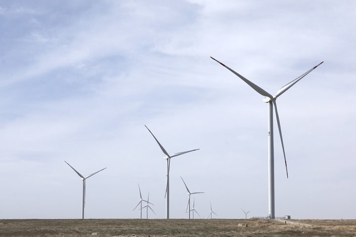 這是2023年4月3日在哈薩克斯坦札納塔斯拍攝的札納塔斯100兆瓦風電項目風機。新華社發(fā)（奧斯帕諾夫攝）
