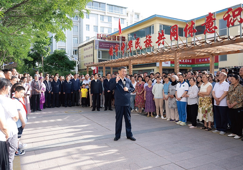 2024年6月19日至20日，中共中央總書記、國家主席、中央軍委主席習(xí)近平在寧夏考察。這是19日下午，習(xí)近平在銀川市金鳳區(qū)長城花園社區(qū)考察時，同社區(qū)居民親切交流。 新華社記者 謝環(huán)馳/攝