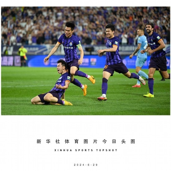  6月29日，天津津門虎隊球員劉俊賢（左一）在比賽中進球后慶祝。新華社記者 孫凡越 攝