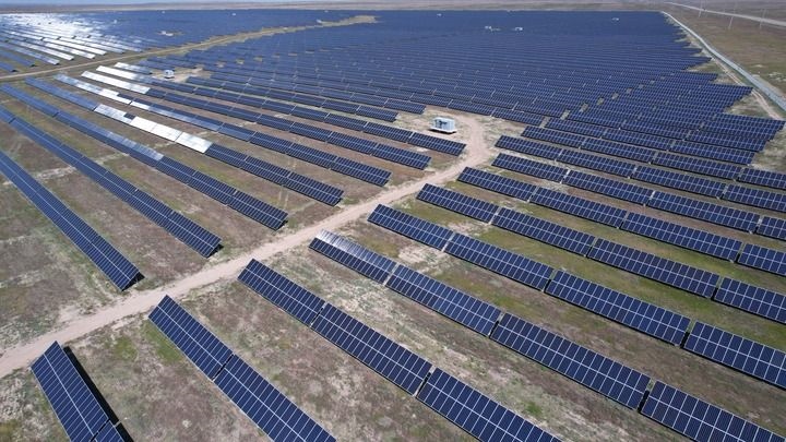 這是2023年5月4日在哈薩克斯坦阿拉木圖州拍攝的卡普恰蓋100兆瓦光伏電站的太陽能電池板（無人機照片）。新華社發(fā)（奧斯帕諾夫攝）