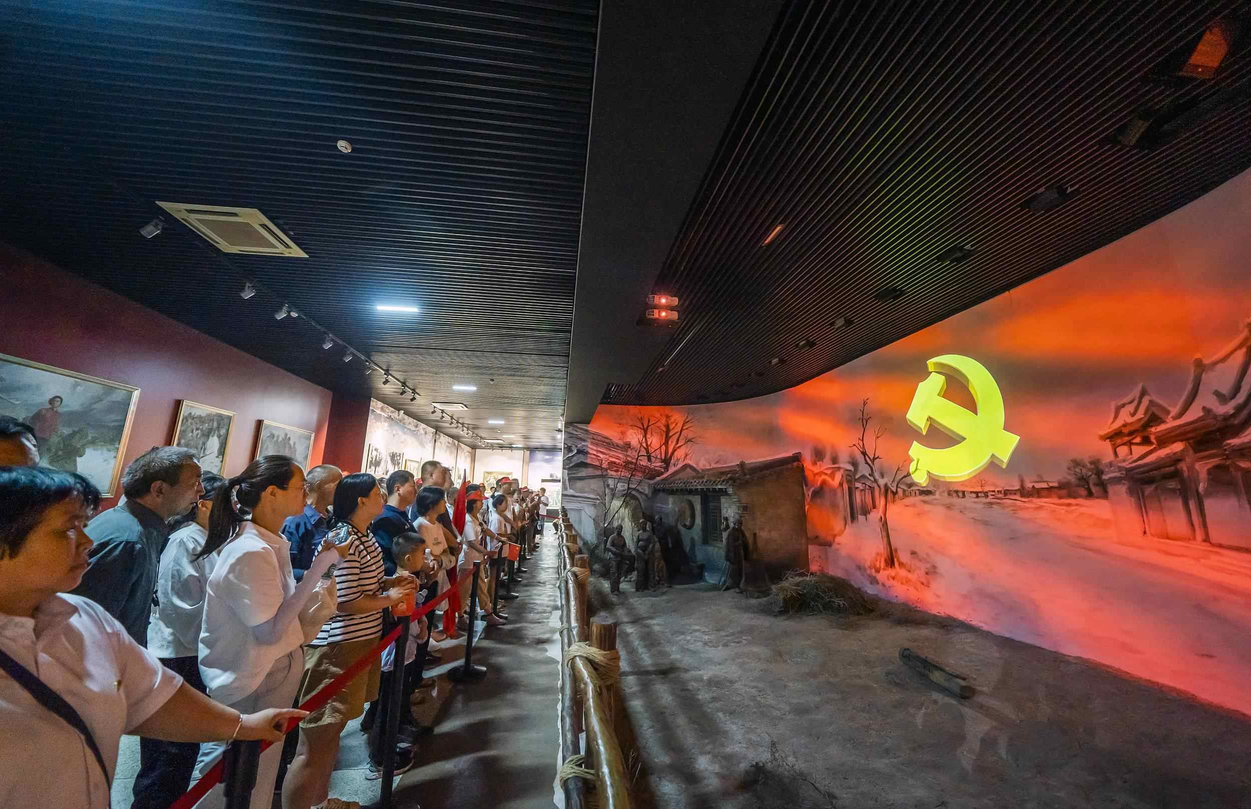 山西呂梁，游客正在文水縣劉胡蘭紀念館參觀。（圖片來源：視覺中國）