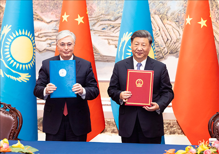 2023年5月17日下午，國家主席習(xí)近平在西安同來華出席中國—中亞峰會(huì)并進(jìn)行國事訪問的哈薩克斯坦總統(tǒng)托卡耶夫會(huì)談。會(huì)談后，兩國元首簽署了《中華人民共和國和哈薩克斯坦共和國聯(lián)合聲明》，共同見證簽署經(jīng)貿(mào)、能源、交通、農(nóng)業(yè)、互聯(lián)互通、人文、地方等領(lǐng)域多項(xiàng)雙邊合作文件。新華社記者 黃敬文 攝