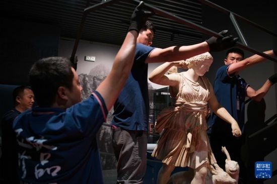 7月2日，工作人員將開箱后的古希臘文物放置在展臺(tái)上。新華社記者 張端 攝