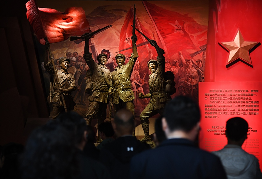 圖為2024年5月9日，游客在延安革命紀(jì)念館參觀。 新華社記者 張博文 攝
