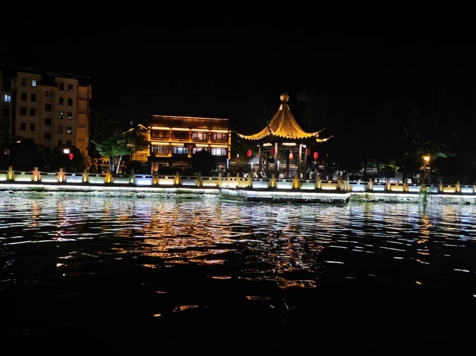 里運(yùn)河文化長(zhǎng)廊夜景。人民網(wǎng)記者 黃鈺攝