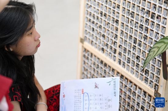 7月3日，外國學(xué)生在了解中國的活字印刷。新華社記者 李然 攝