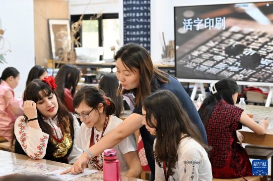 7月3日，外國學(xué)生在了解中國文化。新華社記者 李然 攝